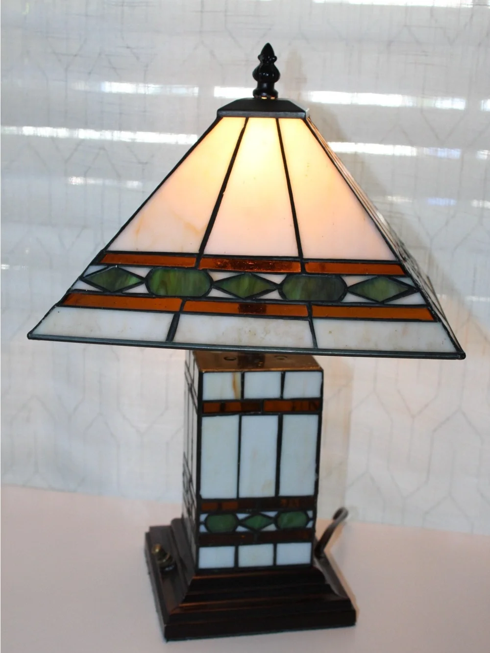 Tiffany-style Stained Glass Table Lamp in White, Green & Amber - Picture 3 of 10